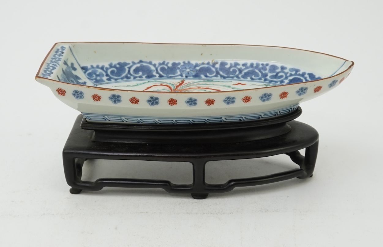 A Japanese Kakiemon style boat shaped dish, 19th century